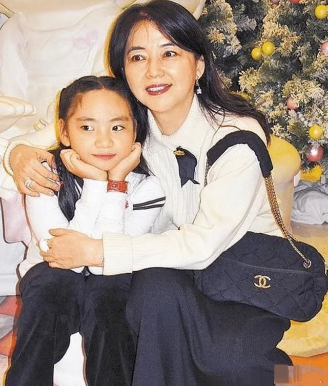 孙俪姨奶胡慧中与出狱丈夫露面女儿肥胖抢镜没遗传妈妈美貌