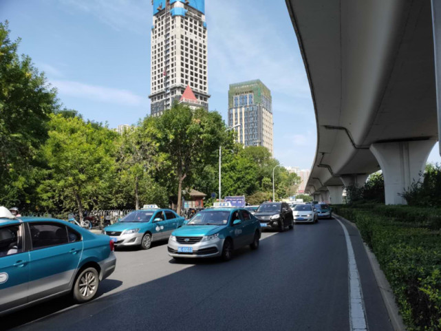 (记者曹雷)上午十点左右,河东区十一经路立交桥下,由新开路向津滨大道