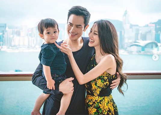 郑嘉颖|郑嘉颖夫妇拍广告，情深对视上演摸腿杀，陈凯琳身材纤瘦惹人羡