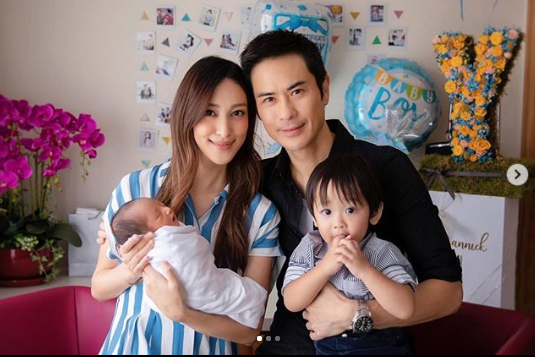 郑嘉颖|郑嘉颖夫妇拍广告，情深对视上演摸腿杀，陈凯琳身材纤瘦惹人羡