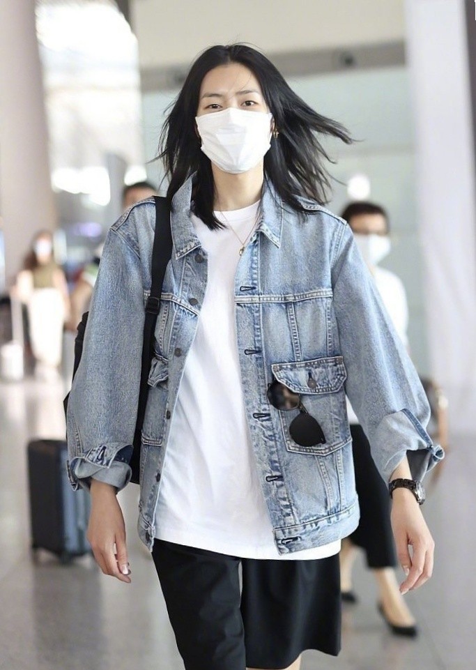 刘雯玩转时尚牛仔外套配五分裤真有魅力腿长太逆天