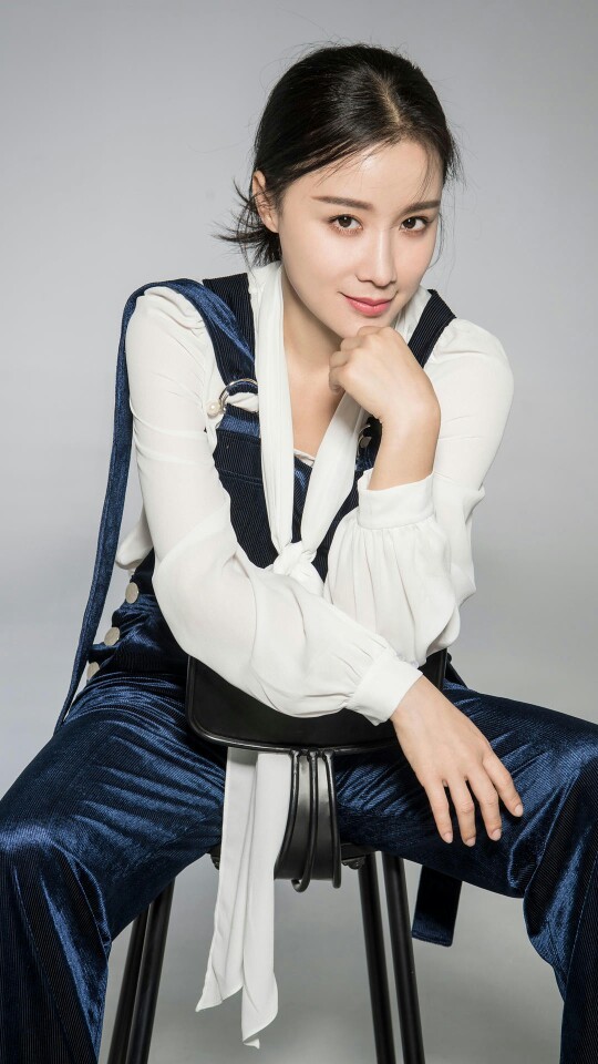 尽管被传整容,姚芊羽蓝色系裙装清丽可人,驻颜有术