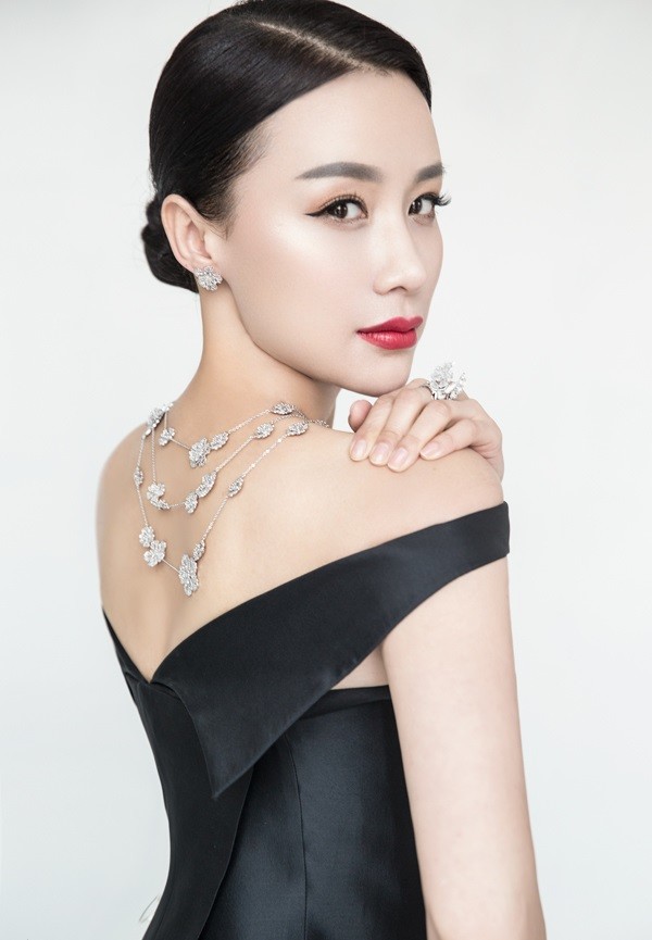 尽管被传整容,姚芊羽蓝色系裙装清丽可人,驻颜有术