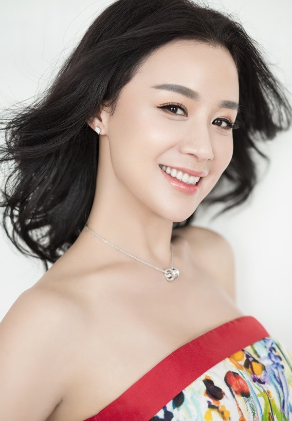 尽管被传整容,姚芊羽蓝色系裙装清丽可人,驻颜有术