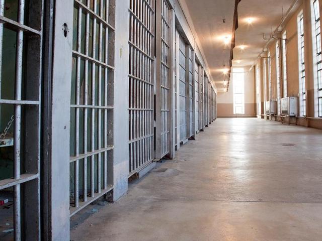 美国囚犯撬开牢门,等狱警经过时突然掐住他的脖子,把他活活打死