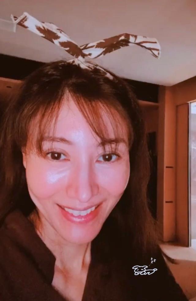 李嘉欣|半百李嘉欣豪宅练瑜伽，一字马很惊艳，奢华健身房比人家客厅还大