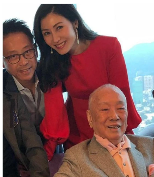 李嘉欣|半百李嘉欣豪宅练瑜伽，一字马很惊艳，奢华健身房比人家客厅还大