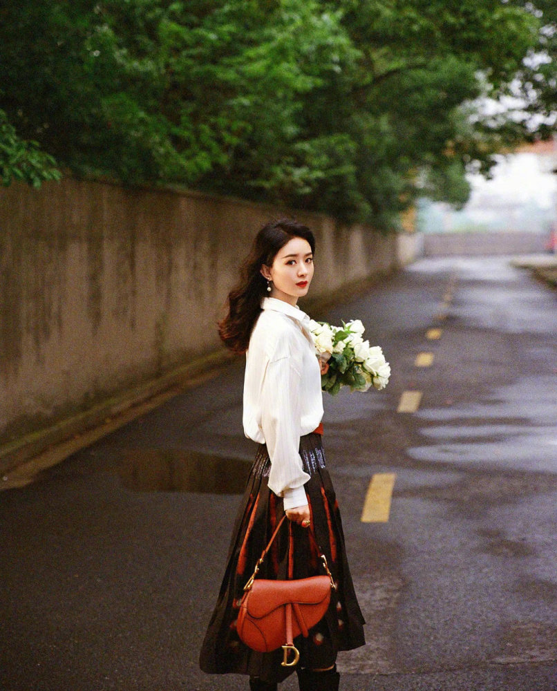 赵丽颖最新时尚大片曝光手捧鲜花温婉可人网友冯绍峰好福气