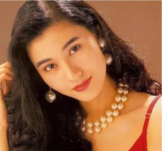 李嘉欣|半百李嘉欣豪宅练瑜伽，一字马很惊艳，奢华健身房比人家客厅还大
