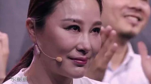 贾冰院内带老婆"兜风",和美妻同框似两代人,曾被说老牛吃嫩草