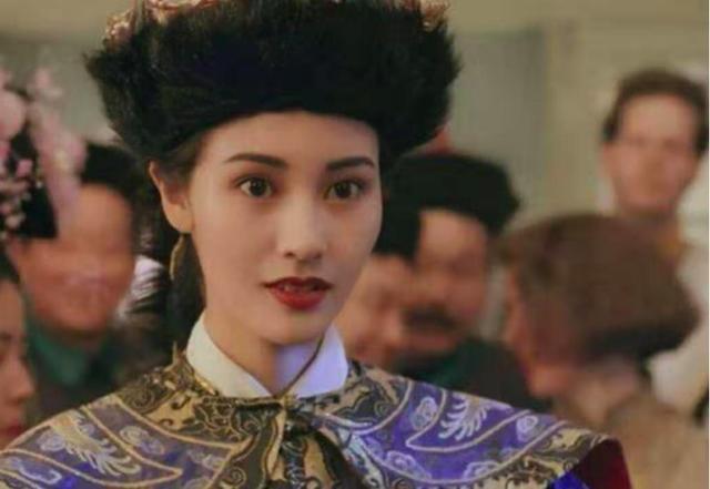 李嘉欣|半百李嘉欣豪宅练瑜伽，一字马很惊艳，奢华健身房比人家客厅还大