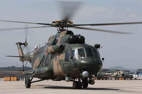 解放军驻高原部队列装米17直升机