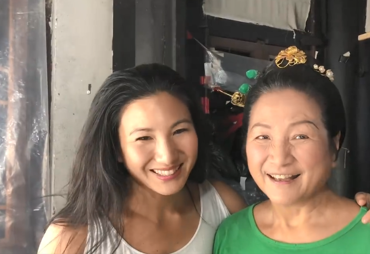 郑佩佩女儿晒照官宣怀孕透露已怀孕14周手捧孕肚一脸幸福