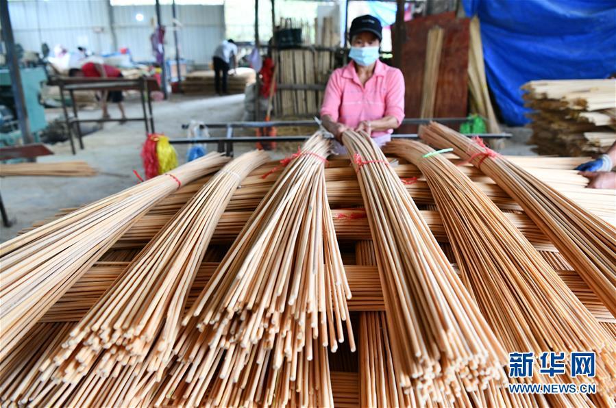 9月3日,村民在贵州省天柱县高酿镇天裕竹制品厂里整理生产竹筷所用的