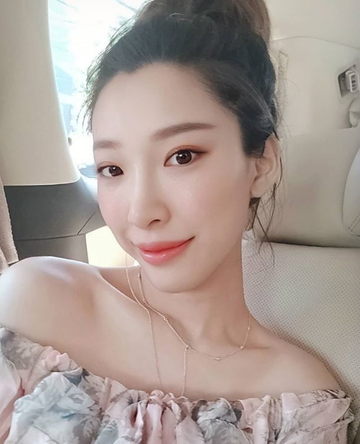 与赌王儿子何猷启离婚回娘家后,齐娇首次更新动态,晒登山动态已开启新