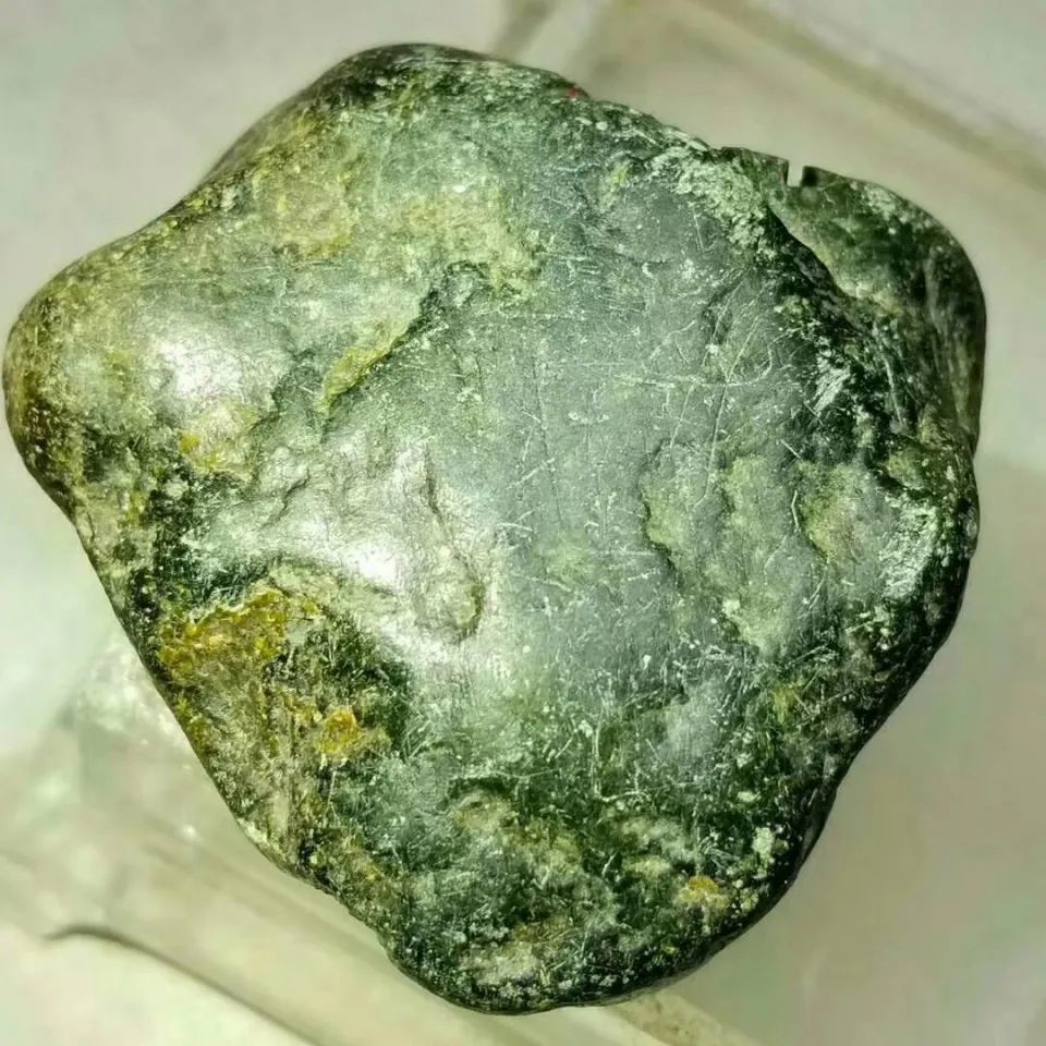 无人看上的108克翡翠原石，花季少女认定买下，一刀开出宝马！_腾讯新闻