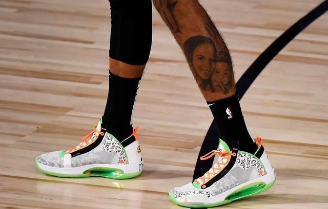 塔图姆 上脚air jordan 34 pe 獭兔的个人配色有点多 他小腿上的纹身