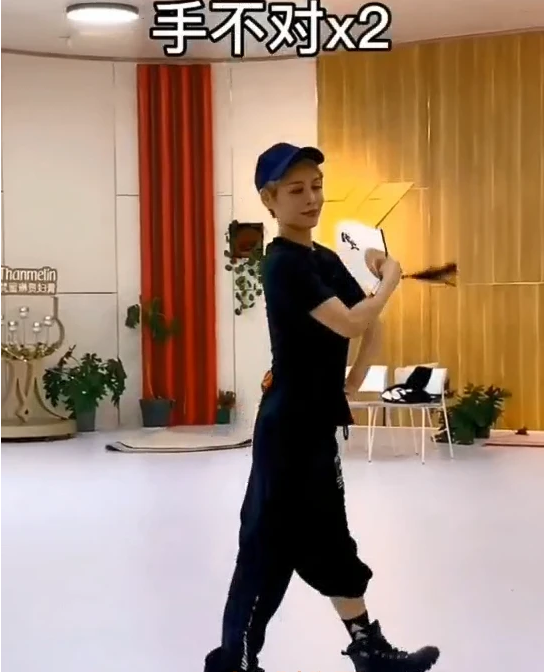 宁静78岁爸爸罕露面,教女儿跳舞动作妩媚,广场舞又多一位王牌