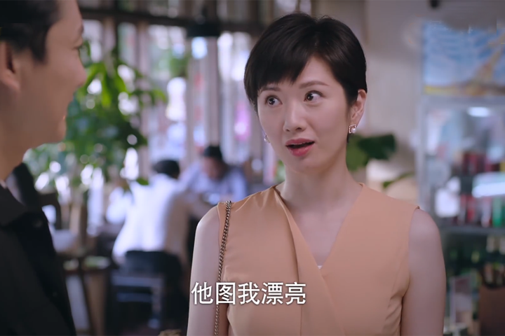 恰好此时"神助攻"突然上线,张英红看到两人走得非常近,心生不爽,对李