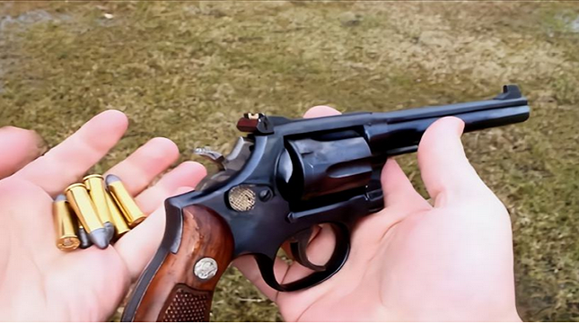 左轮手枪有这么多缺点,为何还受到枪迷偏爱?只因这两点