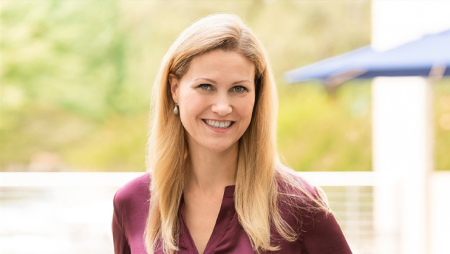 根据这份声明,在加入英特尔前,claire dixon曾与英特尔ceo bob swan在