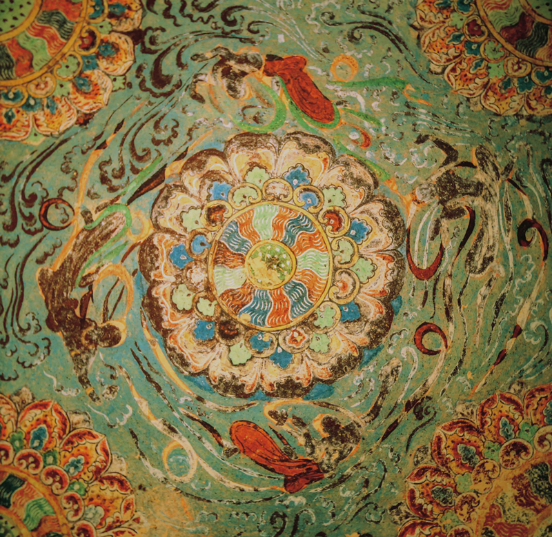 莫高窟第329窟初唐的莲花藻井上的飞天唐代是敦煌壁画最辉煌的时代