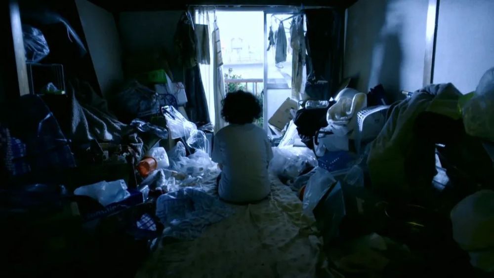 其实,纪录片里的孤独死现在从很多方面反映了日本的人文,或许里面的