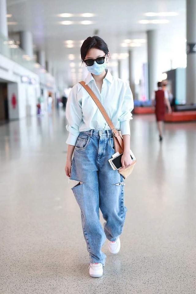 经典的牛仔裤小白鞋如何搭才不显沉闷学会这3点就够了