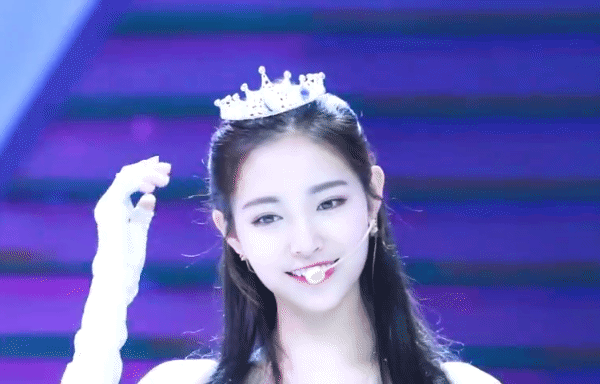 许佳琪太有心机,故意将裙子剪去一个角,谁知意外秀出的腿让人崩溃