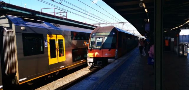 澳大利亚悉尼双客二单首列车正式投入运营