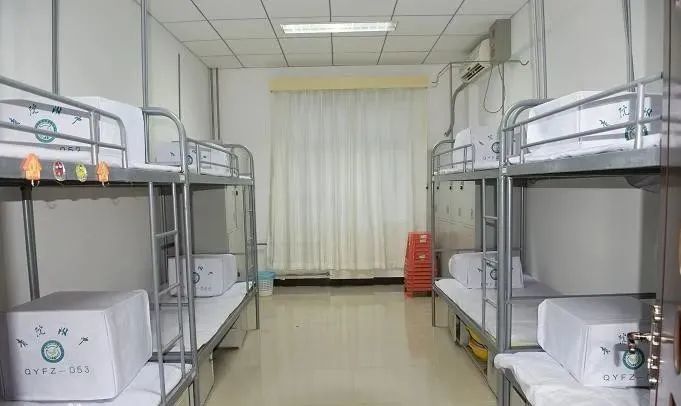 北京五中宿舍是六人间,有专门的洗手间和盥洗室,宽敞明亮.