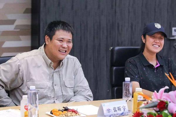 卖掉全部资产环游世界,8年后归来反而赚了2亿|张昕宇|梁红|奥伊米亚康