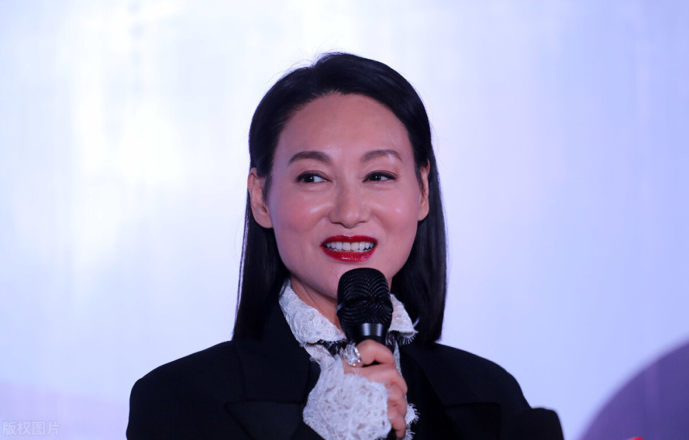 惠英红作为土生土长的香港演员,能够有着如此的爱国热忱,是非常值得