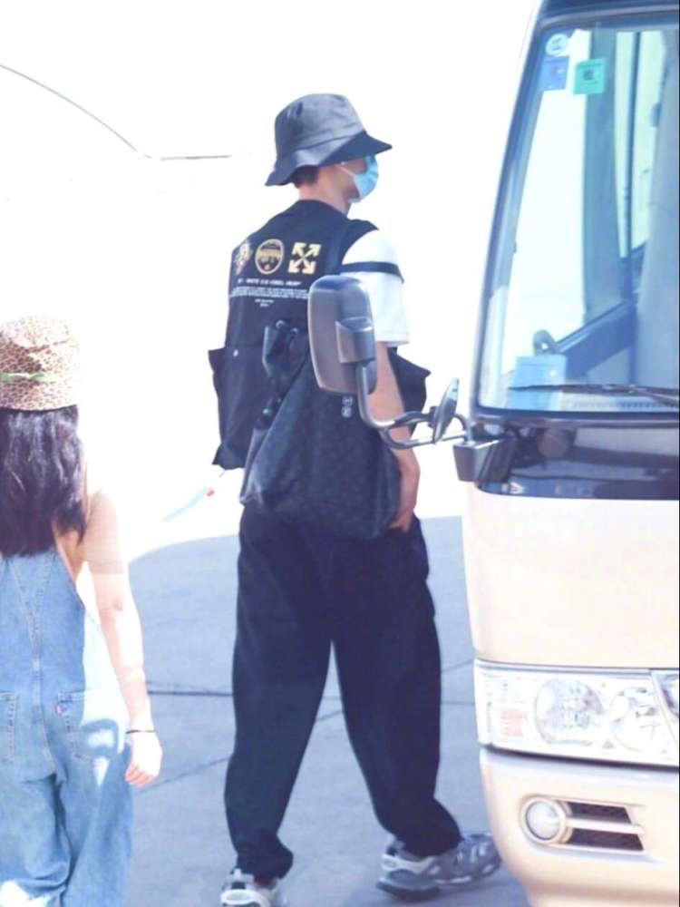 肖战|肖战今日份机场照公开，依旧有部分粉丝接机，怼脸拍会再次出现吗