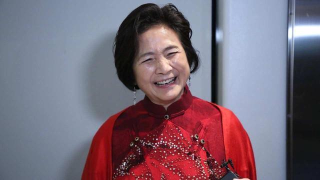 74歲鄭佩佩升級當外婆43歲女兒官宣懷孕自曝是男孩