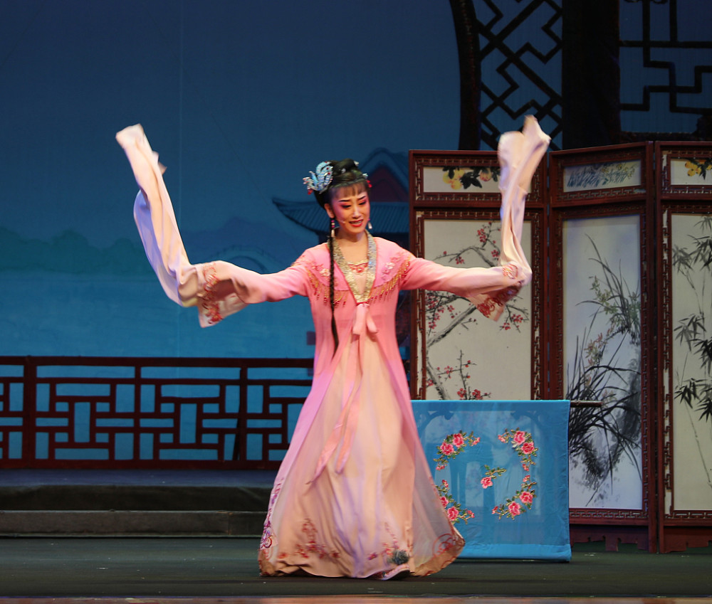 为什么作为传统艺术的京剧,黄梅戏等都在不可避免的衰落?