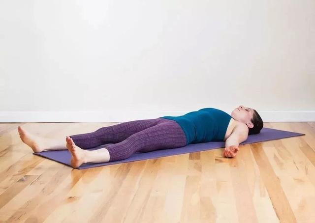 仰卧在垫子上,双脚自然向两侧打开,脚掌自然外撇.