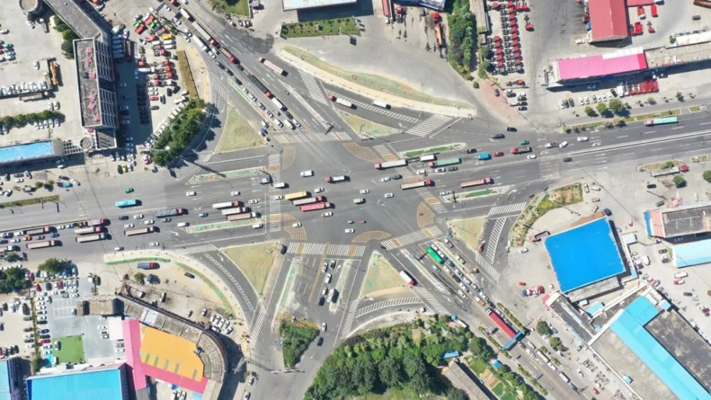 由于该路口为五岔畸形路口,且车辆流向复杂,个别不熟悉该路口的驾驶人