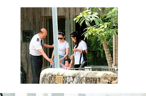郭富城|方媛出行排场大，郭富城老婆墨镜配香奈儿包，抱郭咏希司机帮撑伞