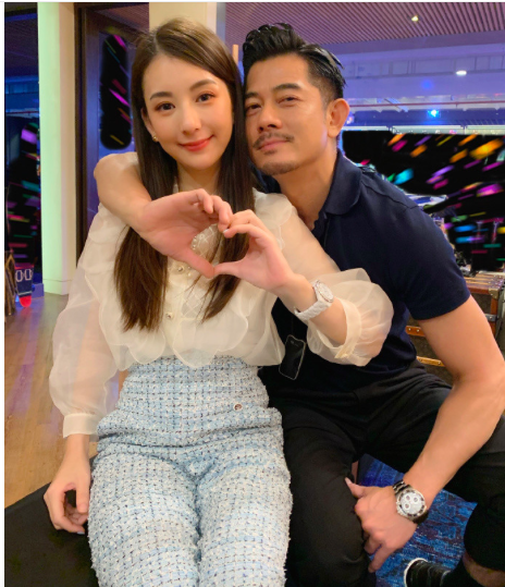 郭富城|方媛出行排场大，郭富城老婆墨镜配香奈儿包，抱郭咏希司机帮撑伞