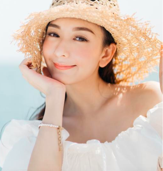 郭富城|方媛出行排场大，郭富城老婆墨镜配香奈儿包，抱郭咏希司机帮撑伞