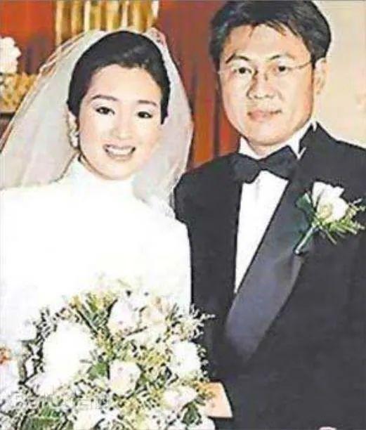 巩俐|女皇巩俐情路不畅，陪张艺谋苦熬7年无名分，嫁71岁老公生活甜蜜