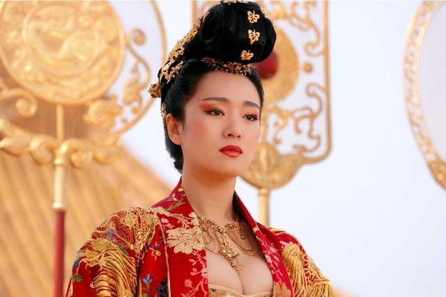 巩俐|女皇巩俐情路不畅，陪张艺谋苦熬7年无名分，嫁71岁老公生活甜蜜