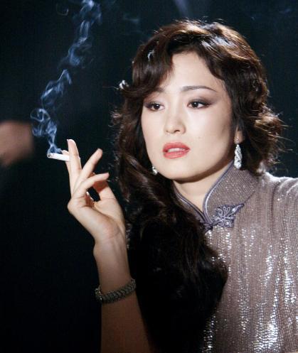 巩俐|女皇巩俐情路不畅，陪张艺谋苦熬7年无名分，嫁71岁老公生活甜蜜