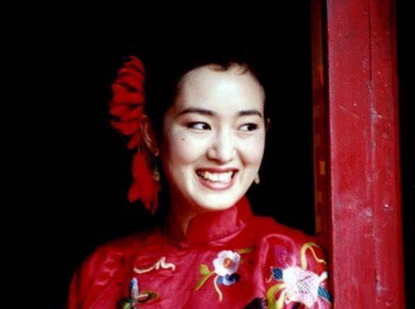 巩俐|女皇巩俐情路不畅，陪张艺谋苦熬7年无名分，嫁71岁老公生活甜蜜