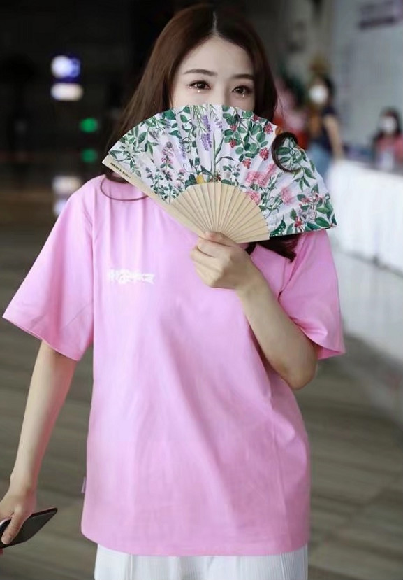 张含韵也成水蜜桃女孩穿jk裙大方秀腿这身材才是男士最爱