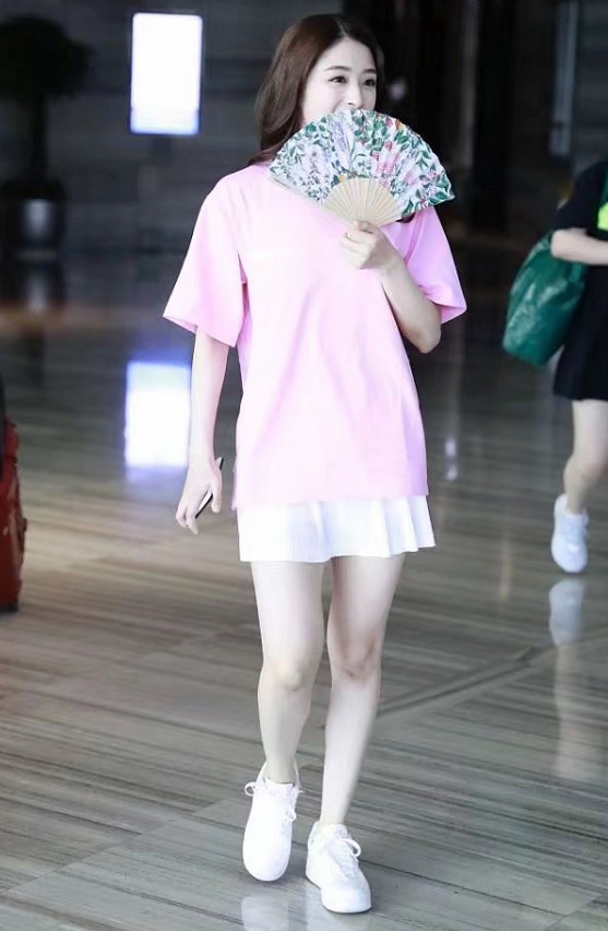 张含韵也成"水蜜桃女孩"?穿jk裙大方秀腿,这身材才是男士最爱