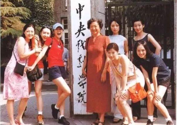 袁泉|“什么年龄就演什么角色”：43岁的袁泉，才是中年女人最美的样子