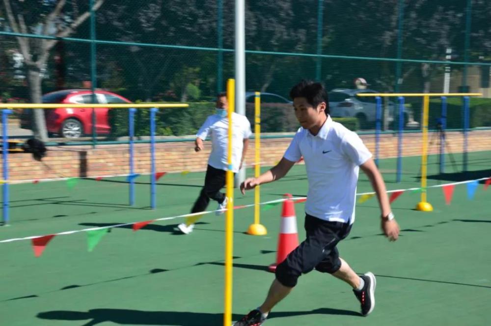 (绕杆跑,爆发力惊人的一瞬间)