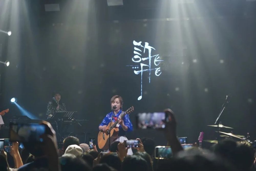 许飞|许飞：唱起歌，才是她乘风破浪时真正的样子